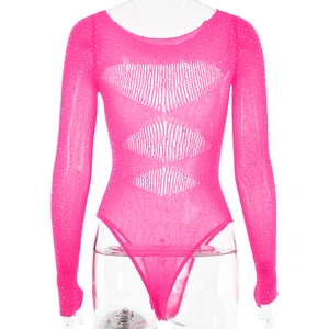 Vue détaillée du body en résille rose avec des strass étincelants et des découpes géométriques