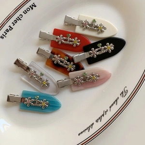 Coffret de barrettes en résine avec fleurs en métal argenté et strass multicolores