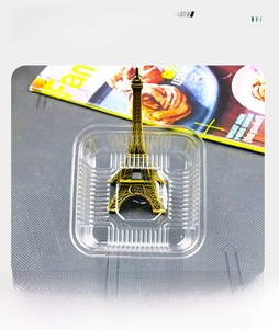 Close-up of a transparent PET plastic mooncake tray with reinforced edges and high clarity