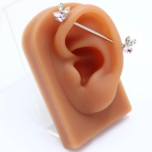 Barbell industriale argento con zircone a cuore rosa e ciondolo a coniglio sull'orecchio