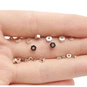 Polierte silberne Sechskant-Abstandshalter für DIY-Schmuck auf einer Hand