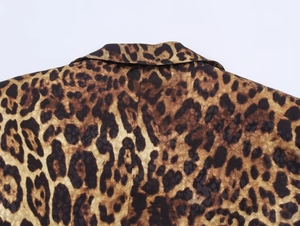 Primer plano detallado del cuello de traje con estampado de leopardo y textura de tela