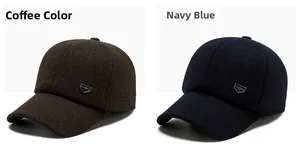 Detail von kaffeebraunen und marineblauen Winter-Basecaps mit Metallschild-Logo und Textur