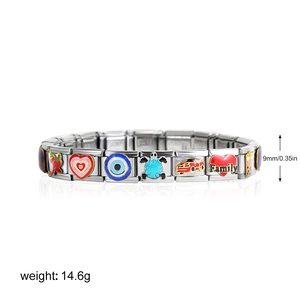 Dettaglio del bracciale modulare in acciaio inossidabile da 9 mm con ciondoli