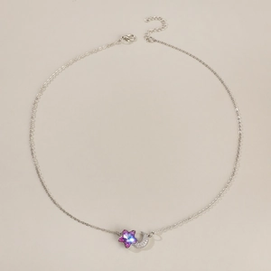 Detalle del collar plateado Y2K con estrella púrpura y colgante de luna de cristal