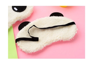 Dettaglio della morbida maschera da notte a panda in peluche con fascia elastica