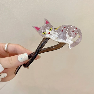 Pince à cheveux chat en acrylique avec texture marbrée grise et blanche et détails rouges