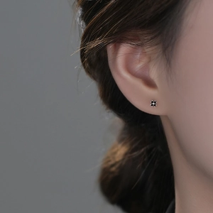 Minimalist S925 sterling silver black four-leaf clover stud earrings for women