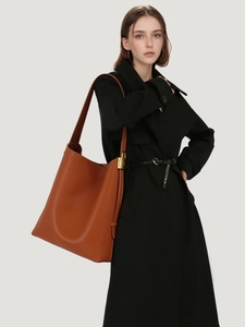 Braune Hobo-Tasche aus Leder mit Lychee-Struktur, präsentiert an einem Model