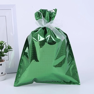 Grüner Geschenkbeutel mit glänzender Metalloberfläche und weißem Organzaband-Zug