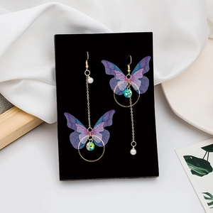 Boucles d'oreilles papillon asymétriques avec ailes violettes et perles dorées