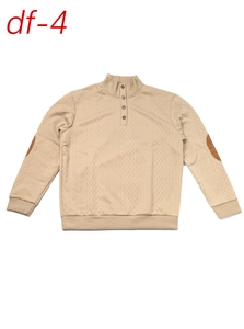 Detail van beige sweatshirt met opstaande kraag drie knopen en elleboogstukken