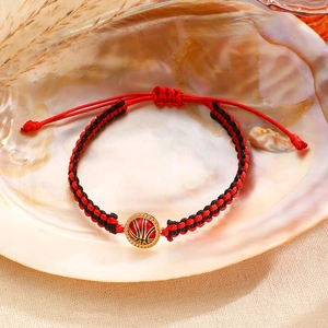 Macro-detail van rode basketbalbedel aan een rood en zwart geweven verstelbare armband