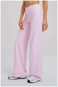 Vue détaillée du pantalon de yoga rose avec taille haute croisée en V élégante