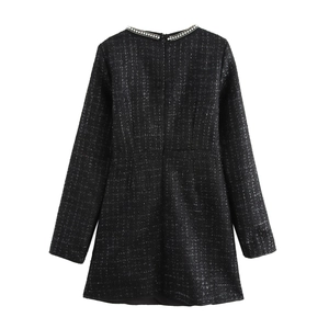 Elegantes schwarzes Tweed-Minikleid mit langen Ärmeln und Perlenbesatz am Rückenausschnitt