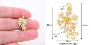 Détail du pendentif marguerite en émail blanc avec dimensions et micro-pavage doré