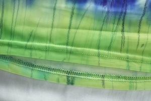 Gros plan sur les détails de couture overlock du haut court en maille dégradée