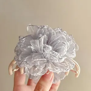 Detail der grau-violetten Netzblumen-Haarklammer mit Perlen im französischen Retro-Stil