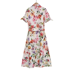 Robe midi à fleurs avec col à revers, ceinture nouée et manches courtes nouées sur fond blanc