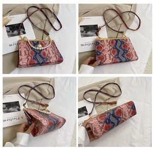 Vues détaillées du sac en peau de serpent rose et bleu avec poignée en perles et fermoir