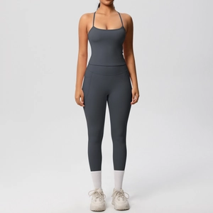 Détail d'un ensemble de yoga extensible avec débardeur de sport et legging taille haute
