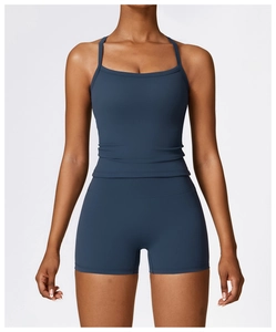 Détail d'un ensemble de yoga bleu marine avec haut à bretelles et short taille haute