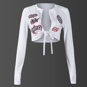 Dettaglio del crop top bianco stile racing a maniche lunghe con lacci e stampe grafiche