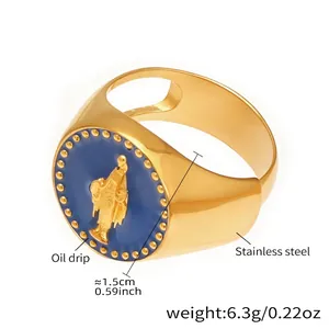 Détail d'une bague en acier plaqué or 18k avec goutte d'huile bleue et relief ange