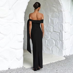 Robe longue noire chic à épaules dénudées avec ruban élégant et fente latérale