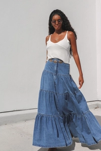 Dettaglio gonna lunga in denim a balze con elegante design a strati in blu vintage
