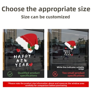 Comparaison détaillée des autocollants Happy New Year et bonnets de Noël sur la vitrine