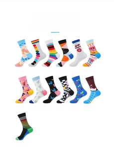 Mise à plat de diverses chaussettes avec rayures arc-en-ciel et motifs géométriques