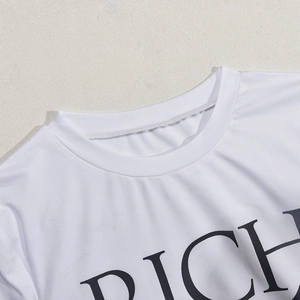 Dettaglio del girocollo e della stampa RICH su t-shirt bianca a maniche corte da donna