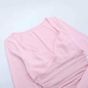 Detalle del vestido rosa con cuello en V, patchwork de malla y pliegues en cintura