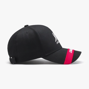 Casquette de baseball noire structurée avec broderie et détail de sangle rouge