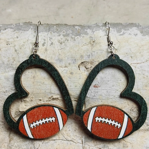 Detailaufnahme der herzförmigen Holzohrringe mit einem American-Football-Design auf Holz