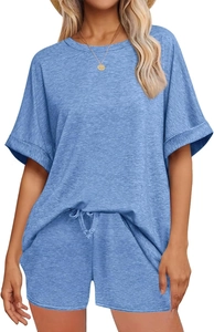 Detail der blauen Kordelzug-Shorts und des Oversize-T-Shirts mit hochwertiger Melange-Optik