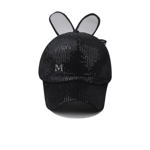 Vue détaillée de la casquette à paillettes noires avec oreilles de lapin et broderie M