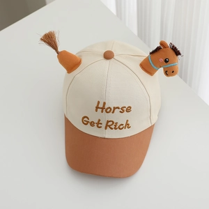 Détail d'une casquette enfant avec broderie Horse Get Rich et motifs de poney en peluche