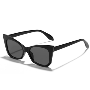 Occhiali da sole cat-eye neri con montatura lucida, mostrati da un'angolazione laterale