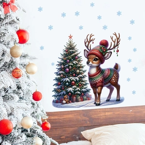 Scène de chambre avec stickers muraux renne de Noël et sapin sur tête de lit en bois