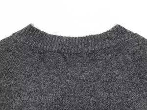 Vue détaillée du col d'un pull en maille grise avec texture côtelée et laine mélangée douce
