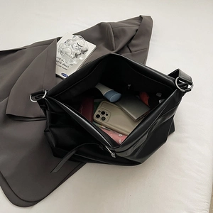 Vue de dessus d'un grand sac cabas noir en cuir montrant une grande capacité intérieure
