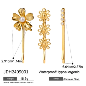 Vue détaillée de trois pinces à cheveux dorées à fleurs avec perles et dimensions