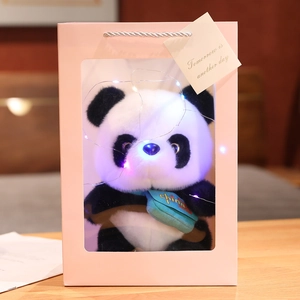 Niedliches Panda-Plüschtier mit blauer Tasche in rosa Geschenkbox mit LED-Lichterkette