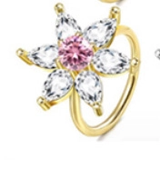 Macro-opname van een bloemenneusring met een roze steen en witte edelsteenblaadjes
