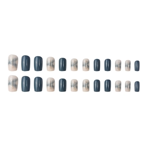Set de 24 faux ongles courts carrés avec motif marbre bleu fumé et paillettes dorées