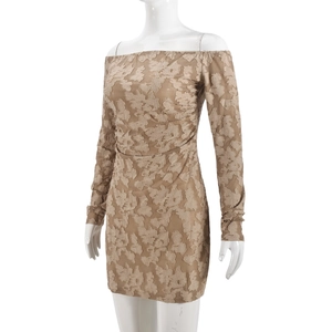 Détail du tissu à texture florale 3D sur la robe moulante à épaules dénudées