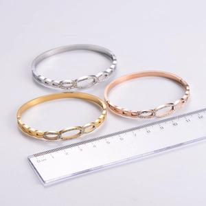 Detailed comparison of gold, rose gold and silver starburst bangles with cm scale