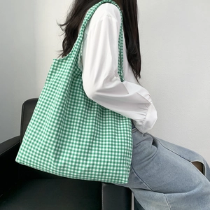 Borsa tote in tela a scacchi verdi indossata dal modello per vedere la misura